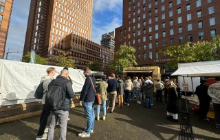 Voor het broodje falafel en sabich van Abu Salie rijden mensen om