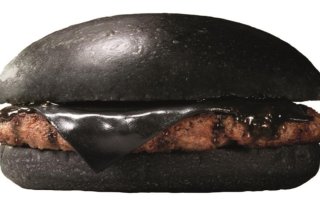 Zwarte huisgemaakte hamburger   