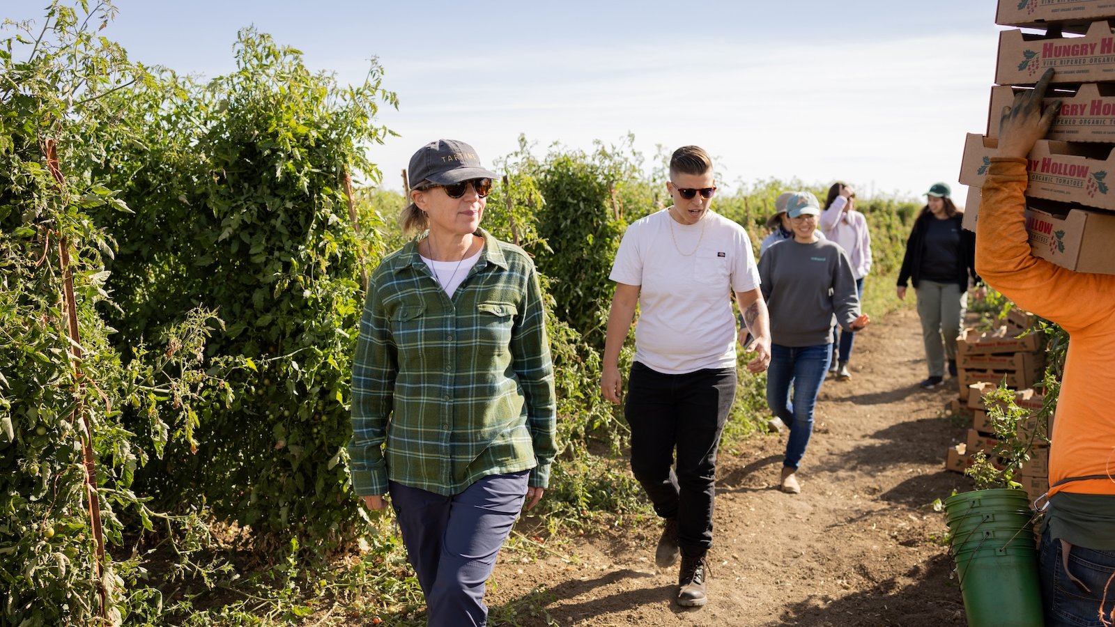 Founder Anna Hammond op locatie bij een van de boerderijen