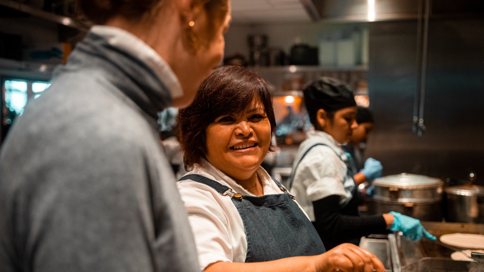 Keuken van The Darjeeling Express in Londen van chef Asma Khan 