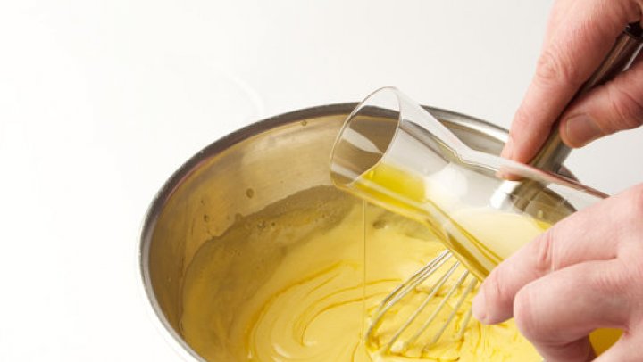luchtige saus van eierdooier en olijfolie
