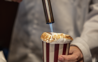 MOCA speelt in op TikTok-trend: luxe chocomelk met marshmallowkraag