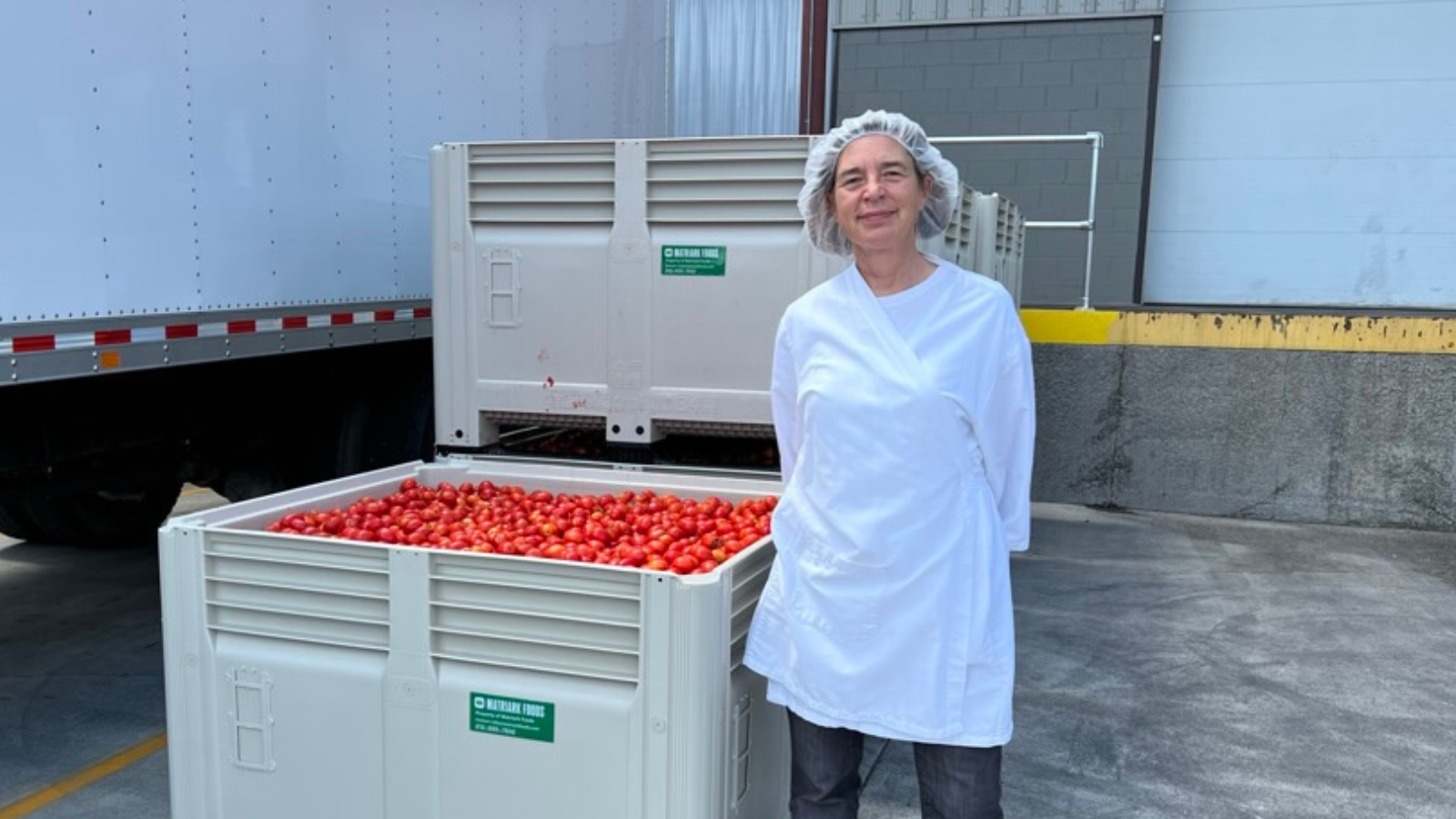 Matriark-oprichter Anna Hammond met overtollige tomaten