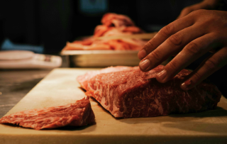 Vlees op de kaart: hoe chefs het rendabel houden bij stijgende prijzen