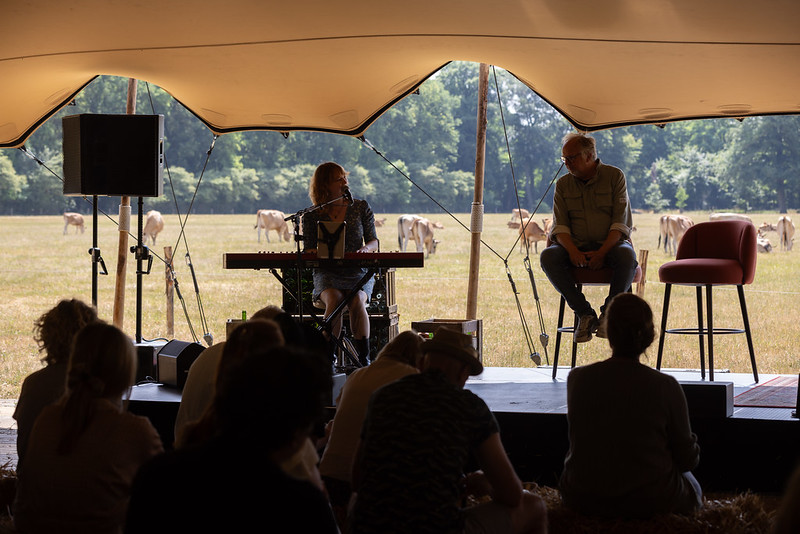 Het decor van de Food Inspiration Days op de boerderij van Remeker, met het jongvee op de achtergrond