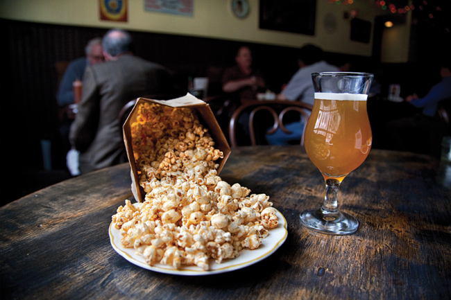 Popcorn en bier in een bar in Amerika