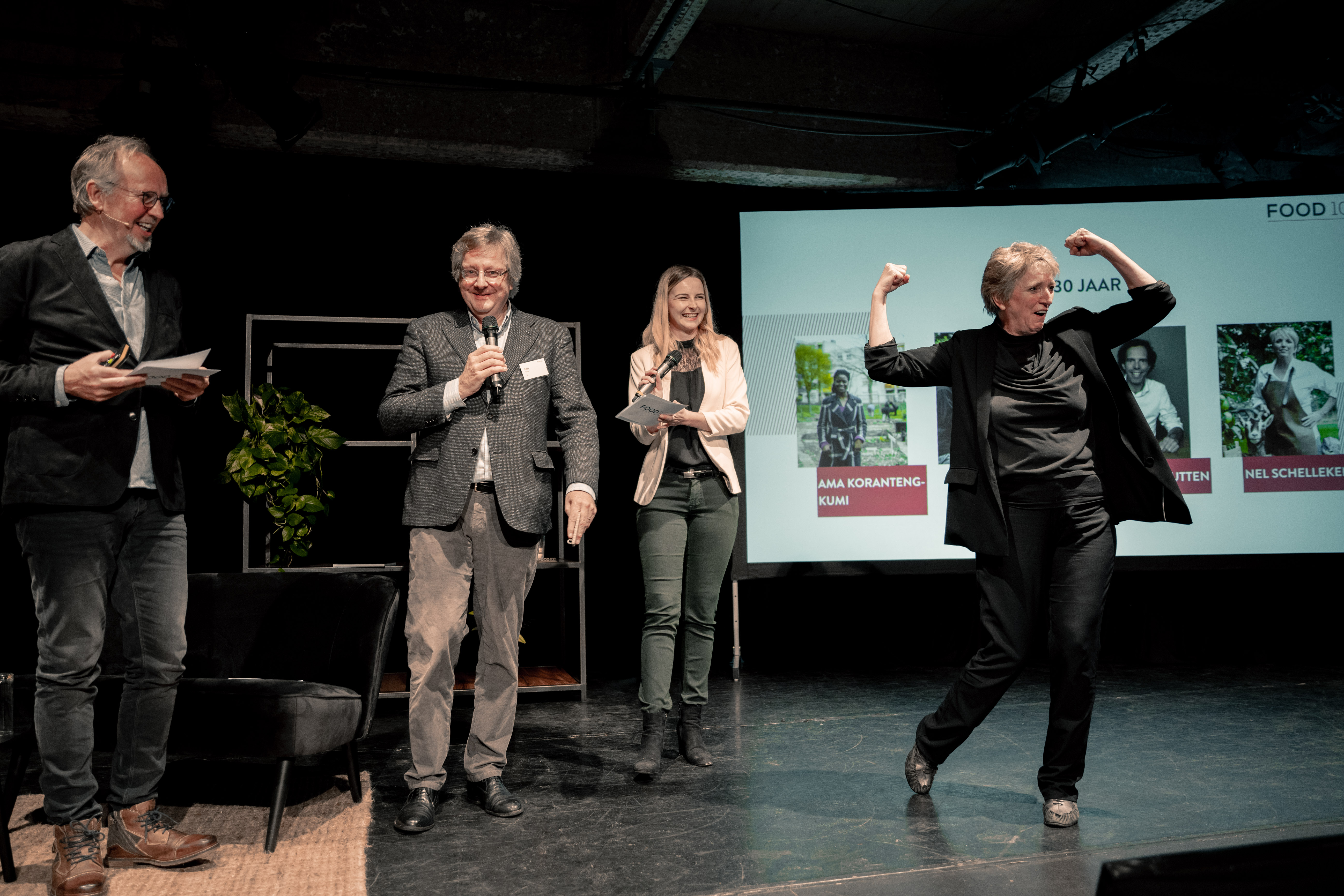 Links: Hans Steenbergen op het podium bij de uitreiking van de Food100