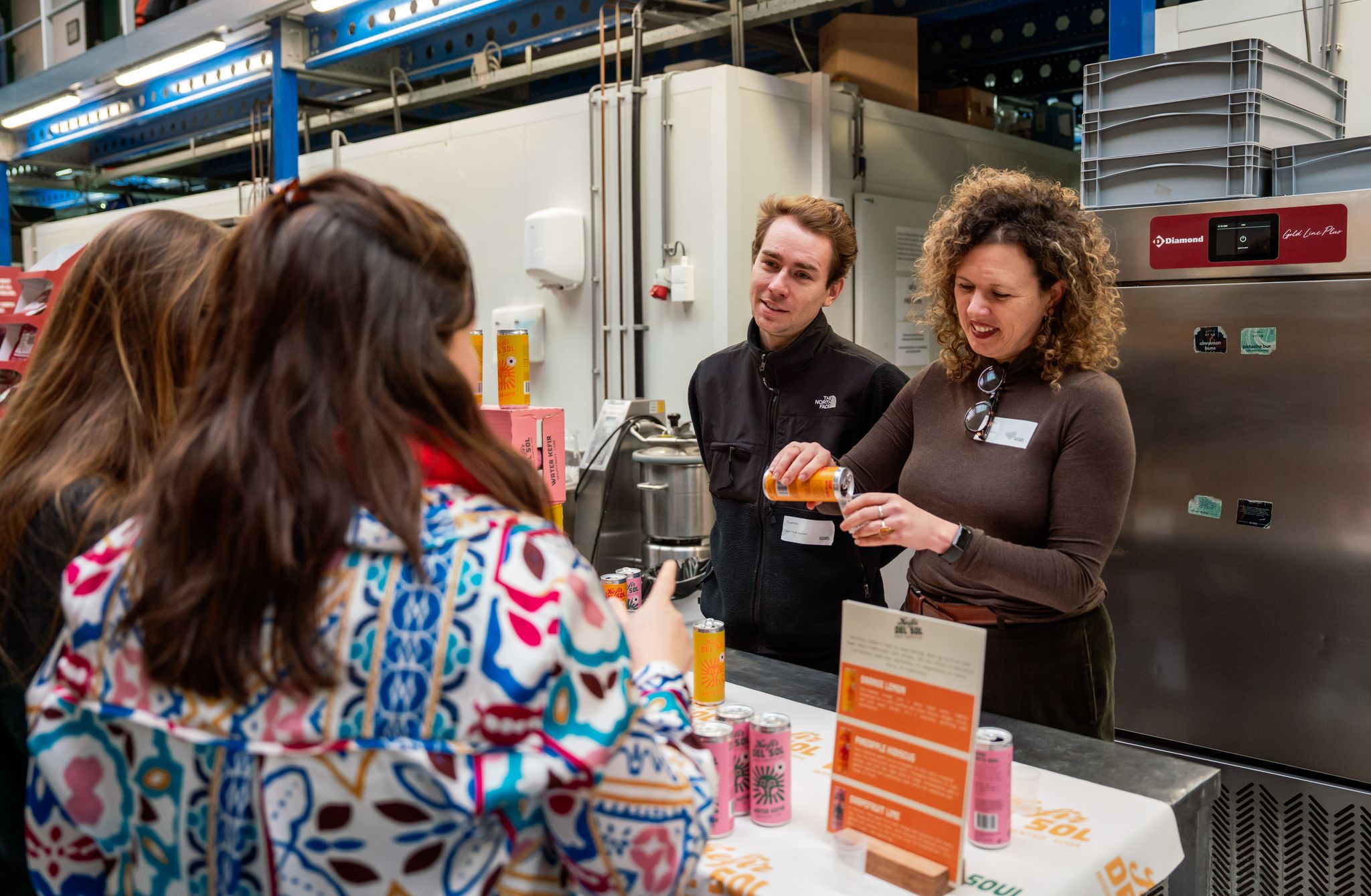De ondernemers achter Kefir del Sol op de start-upmarkt van Kitchen Republic, foto door: Lesley Houtkamp