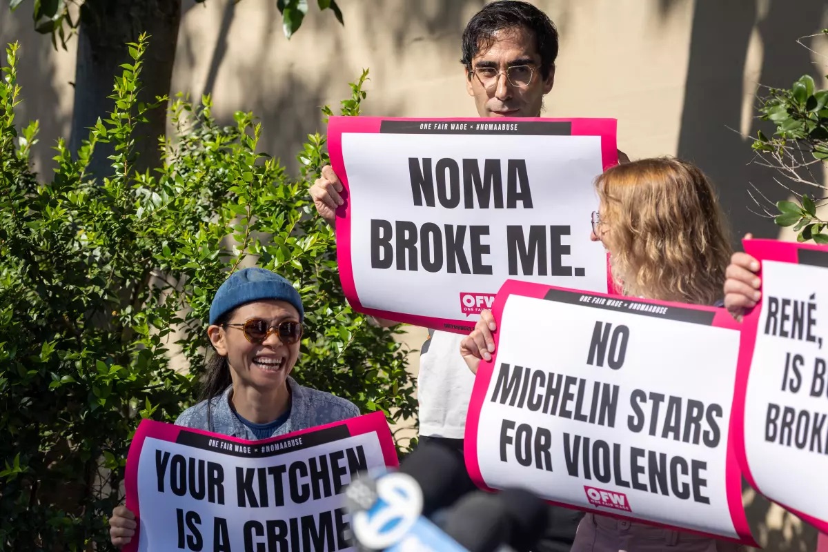 Small-scale protest with big consequences. In the center Jason Ignacio White | Photo: Ronaldo Bolanos – Los Angeles Times