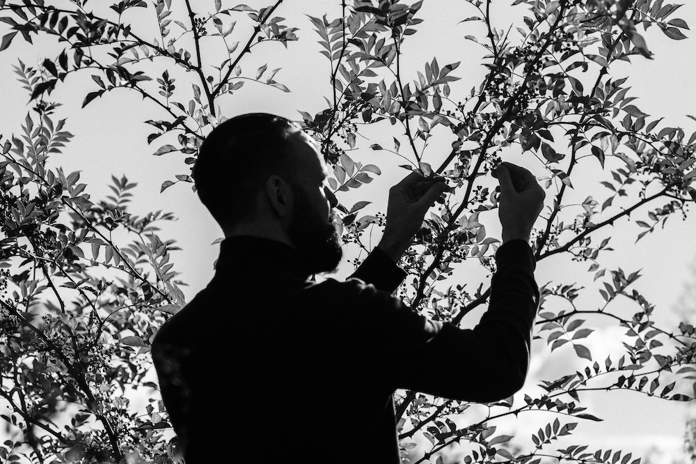 Emile van der Staak in Voedselbos Ketelbroek | foto door: Rahi Rezvani