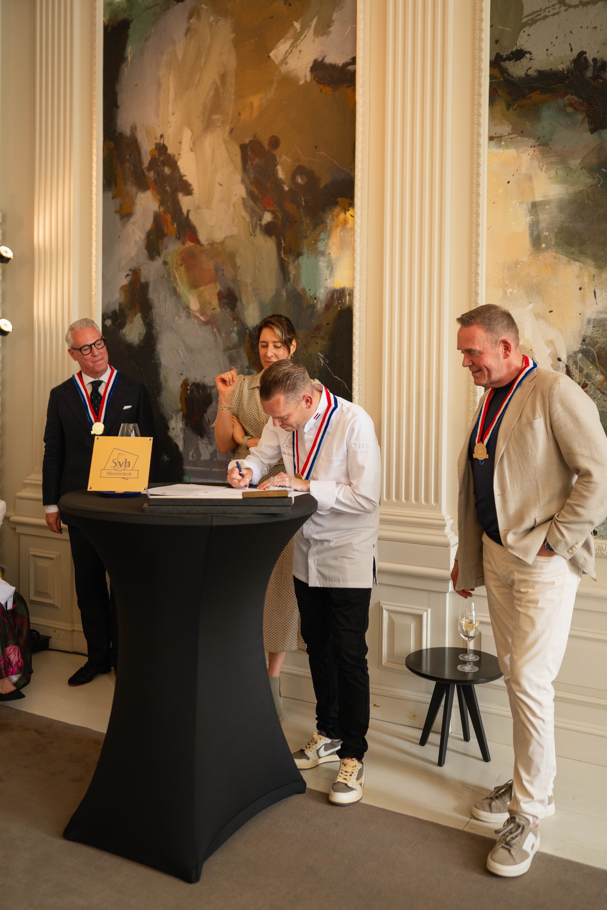 Ollie Schuiling tijdens zijn inauguratie tot SVH-Meesterkok