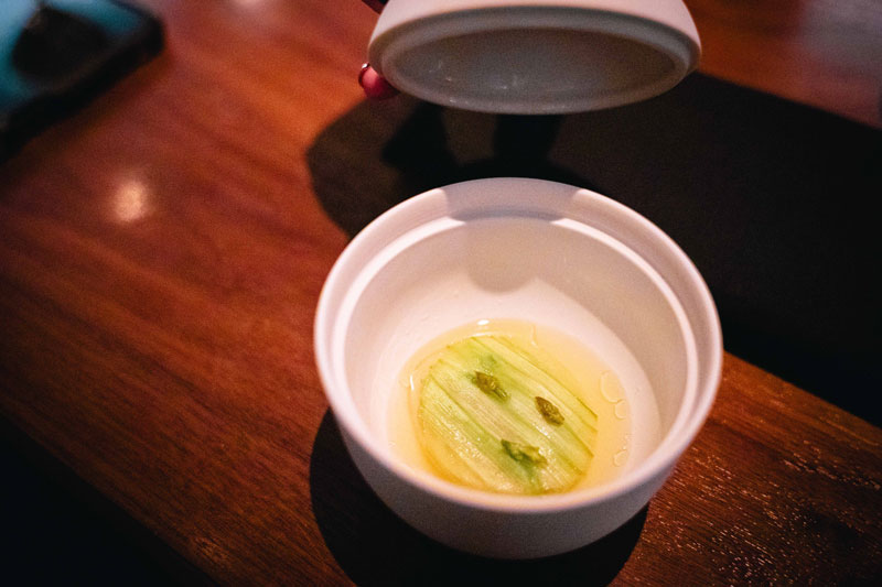 Dumplings met gestoomde asperges en groene szechuanpepers, foto door: Kees van Duinhoven