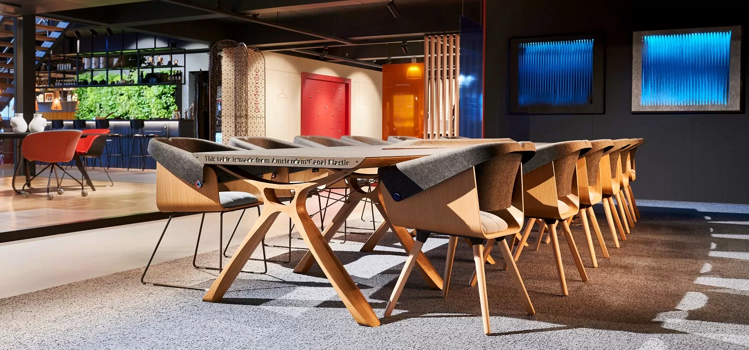 De Plastic Whale-lijn van Vepa, de tafel en de stoelen zijn gemaakt van plastic afval